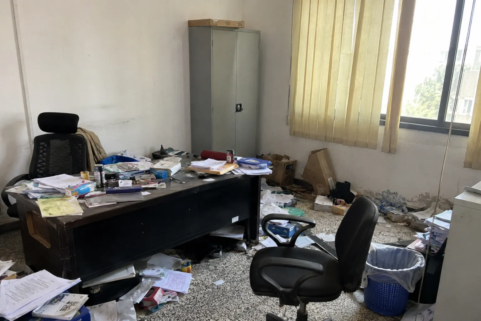 Bureau encombré de papiers et de déchets, avant le nettoyage